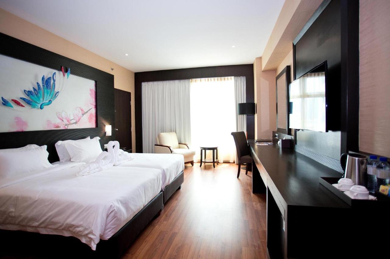 Vouk Hotel Suites, Penang Джорджтаун Экстерьер фото
