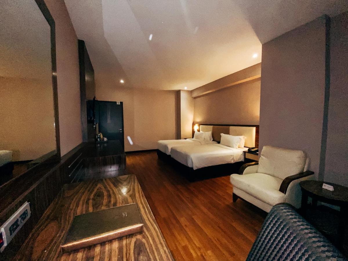 Vouk Hotel Suites, Penang Джорджтаун Экстерьер фото
