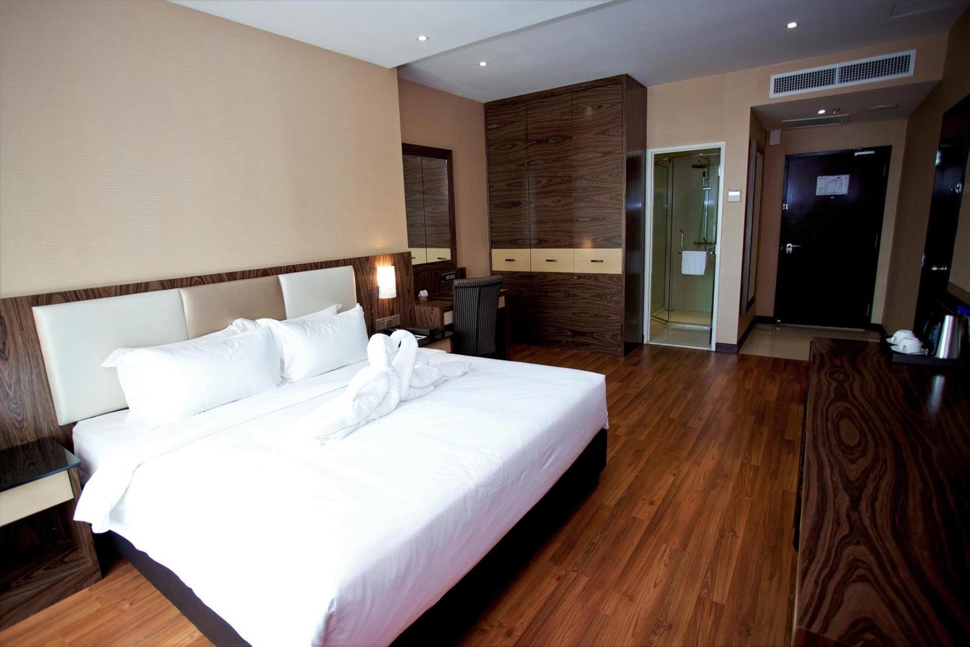 Vouk Hotel Suites, Penang Джорджтаун Номер фото