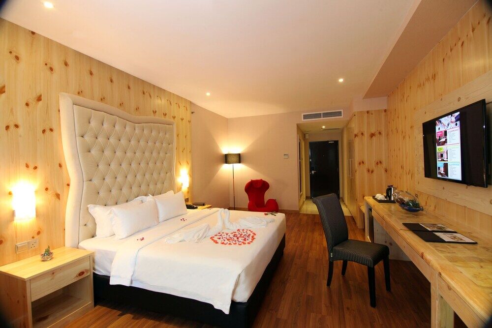 Vouk Hotel Suites, Penang Джорджтаун Экстерьер фото