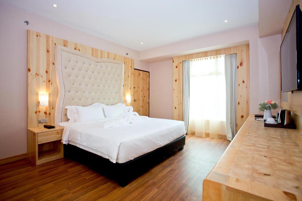 Vouk Hotel Suites, Penang Джорджтаун Экстерьер фото